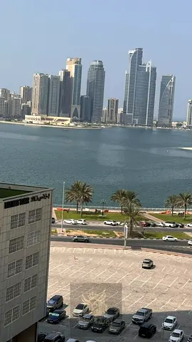 شقة غرفتين وصالة للإيجار السنوي في المجاز 2 الشارقة شارع جمال عبدالناصر  عقد عزاب صريح ومساحة كبيرة مع موزع وإطلالة بحرية و3 بلكونات وحمامين. موقع ممي