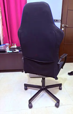 Comfortable high-back office/gaming chair with armrests (black).