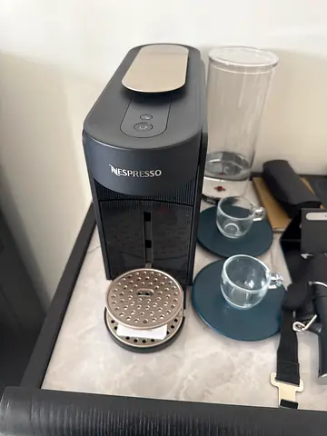 Nespresso Capsule Coffee Machine - EXCELLENT CONDITION NEW MODEL