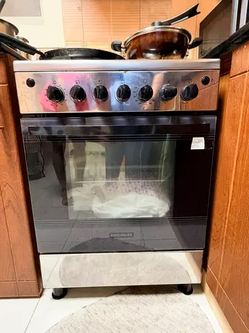 Frigidaire Freestanding Gas Cooker with Oven — Good Working Condition