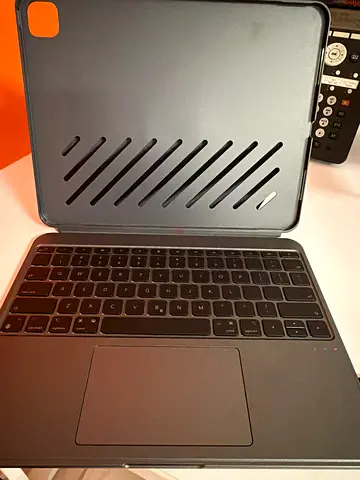 ESR KEYBOARD CASE FOR IPAD PRO 13” m5