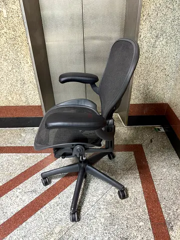 Selling Herman miller Areon office chair size B and C Full option