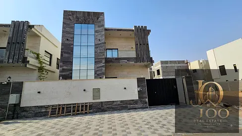 فيلا عائلية بمساحات رحبة | موقع مميز على شارع رئيسي | راحة وخصوصية