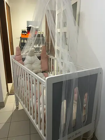 White baby crib with canopy and bumper - good condition