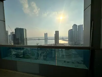 شقة غرفة وصالة بالممزر مع بلكونة وإطلالة بحرية وخزائن حائط وباركن مجاني بالقرب من مخرج دبي