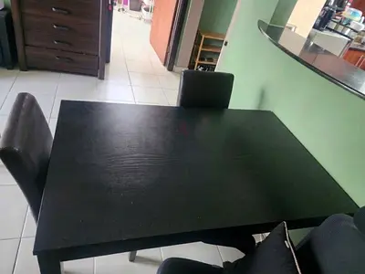 Solid Black Extendable Dining Table in Good Condition