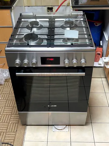 Top gas and oven is electric ⚡️ Bosch brand
