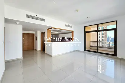 UNFURNISHED | LARGE LAYOUT | MID FLOOR