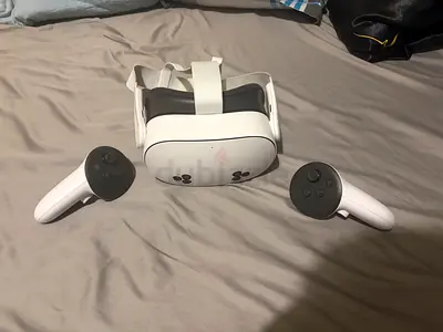 Standalone VR Headset with Controllers (Oculus Quest-style) - Good Condition