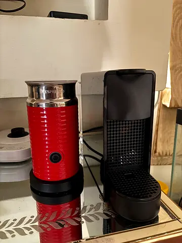 Nespresso Capsule Coffee Machine, with milk frother - Good Working Condition