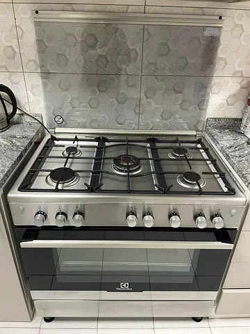 Electrolux 5-Burner Stainless Steel Gas Cooker with Oven - Excellent Condition - 11 months - 4yr W