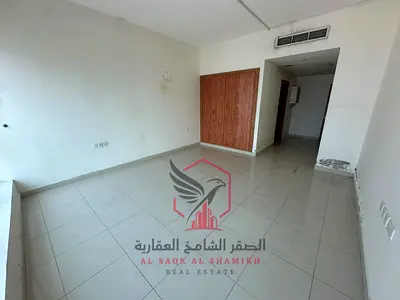 اطلالة بحرية اكبر شقة غرفتين وصالة مع خزائن بالحائط شاملة التكييف المجاني + باركن + جيم ومسبح مجانا للايجار في الخان