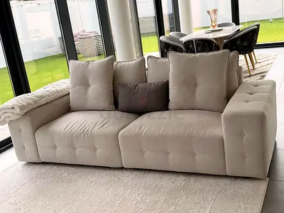 Light beige 3-seater tufted sofa in excellent condition