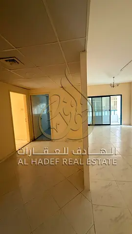 للإيجار السنوي في المجاز 3 – الشارقة | غرفتين وصالة للشيرنج | صالة منفصلة | بلكونة | مساحات واسعة