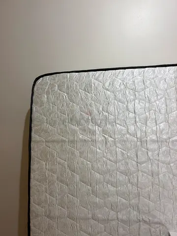 King-size quilted mattress protector (white)