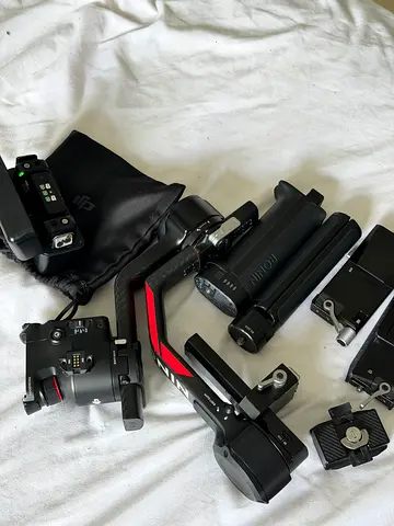 DJI RS 4 Pro Gimbal Stabilizer + FREE DJI Mic 2