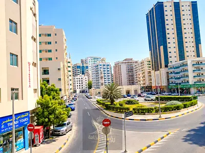 استوديو للإيجار السنوي في الشارقة – النباعة استوديو واسع بموقع مميز في منطقة النباعة، بالقرب من دوار الساعة، مناسب للعائلات أو العزاب، مع مطبخ منفصل