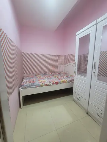 Close partition couple and single  near by metro