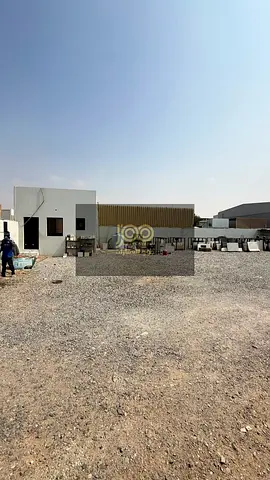 ساحة مفتوحة ومسيجة بالكامل مساحة عملية لمختلف احتياجات التشغيل والتخزين