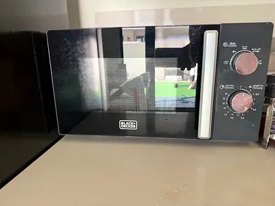 Black & Decker countertop microwave - good working condition