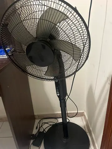 Black standing fan 1. Krypton. 2. Black and decker