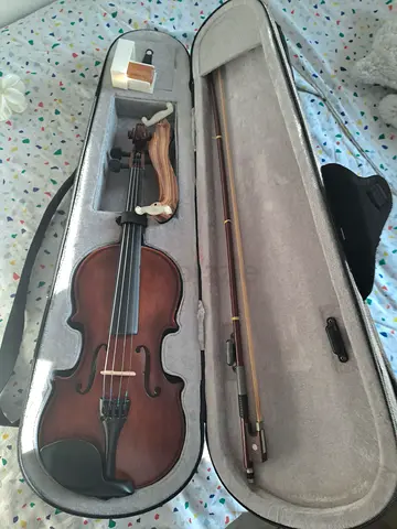 1/4 size Violin with Case and Shoulder Rest
