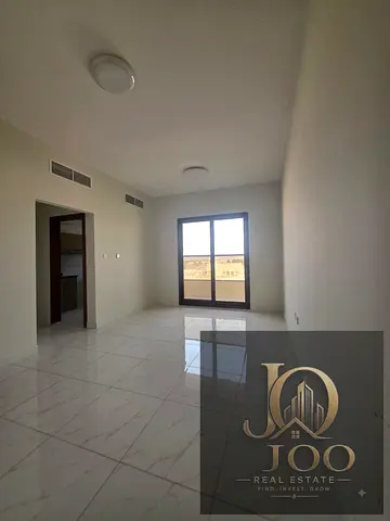 غرفة وصالة في الروضة بإطلالة مفتوحة بالكامل وبلكونة وخزائن حائط وباركن مجاني داخل تاور جديد ونظيف وهادئ على شارع خليفة مباشرة