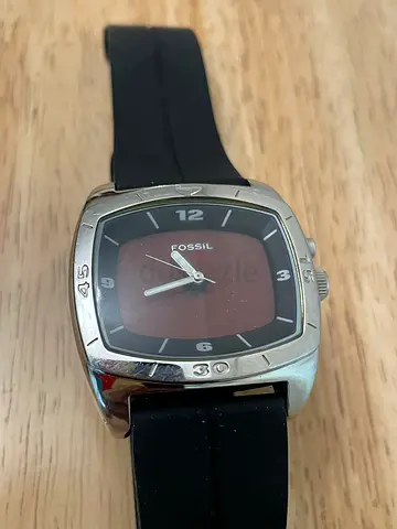 Fossil men's wristwatch with black rubber strap - used