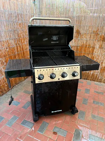 Broil King Crown 4-Burner Gas BBQ Grill with Side Shelves, Warming Rack and Cast Iron Grates