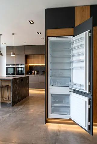 Siemens Model Built-in Bottom Fridge Freezer. Made Germany. Model. Ki87VVS30m// kholol used applianc