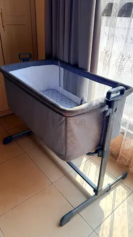 Side-sleeping bedside bassinet - grey, sturdy frame, good condition
