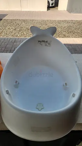 Simple white plastic baby bath tub — good condition