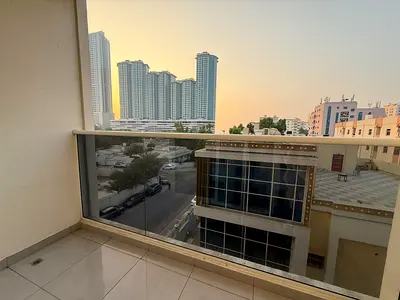 شقة غرفة وصالة مفروشة للإيجار الشهري – خلف أبراج الكورنيش أول ساكن | فرش نظيف | بناية عائلات | شامل الفواتير