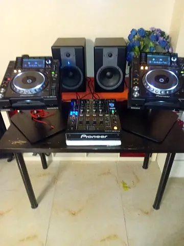 Pioneer 1 djm 900nexus + 2 cdj2000nxs + 2 stand + 2 plastic cover for players + 2 M.audio monitor 8