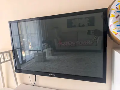 Samsung 40-43 inch Wall-Mounted LED TV - Good Working Condition