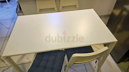 White modern kitchen/dining table with 4 chairs - good condition