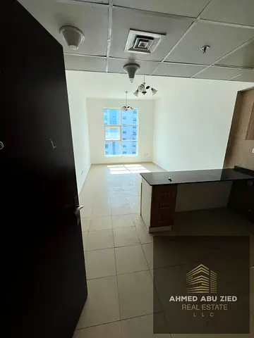 شقة سكنية متميزة للإيجار السنوي في مشروع أبراج سيتي تاور بمنطقة النعيمية 3 الحيوية بعجمان. تتميز الشقة بتواجدها في طابق مرتفع مع إطلالة مفتوحة وممتازة