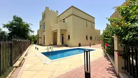 Classic Spacious Villa with Water Views and Private Pool in Jumeirah Islands