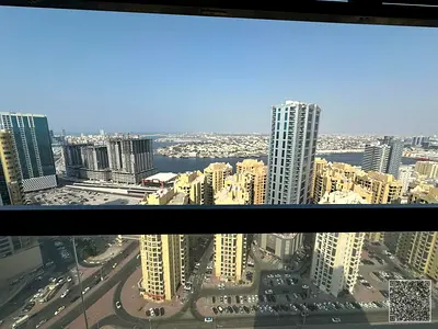 شقة فندقية فاخرة مفروشة بالكامل في برج الساعة عجمان بإطلالة بانورامية ساحرة على بحيرة النعيمية وعجمان بالكامل من الطوابق 23 و24 استمتع بإقامة راقية تج
