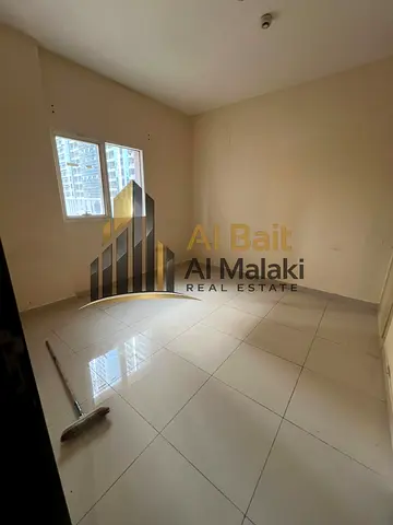 شقة غرفة وصالة للإيجار السنوي في التعاون بالشارقة، على مخرج دبي مباشرة! بسعر 32,000 درهم سنويًا، مع إمكانية السداد على 4 أو 6 دفعات، موقع مميز لسهولة