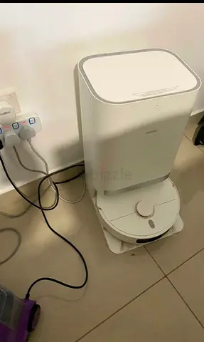 Robot vacuum cleaner with self-emptying base (good condition)