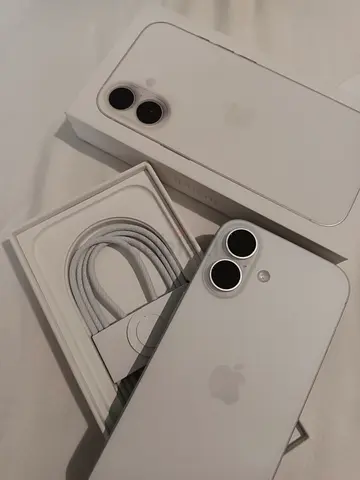 iPhone 17 (White) with original box and cable - S+ condition