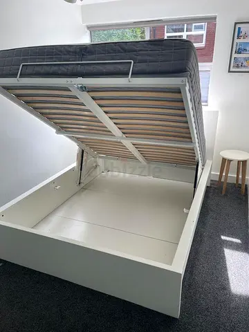 Ikea hydrullic queen bed with ikea mattress like (160*200)