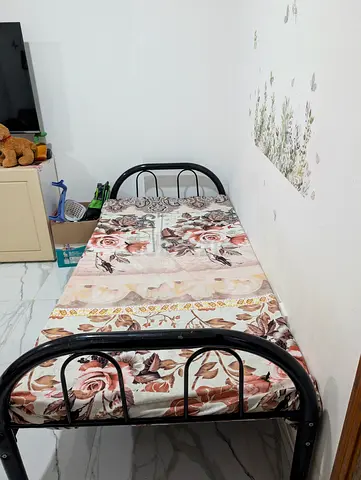 Single metal frame bed with mattress - good condition