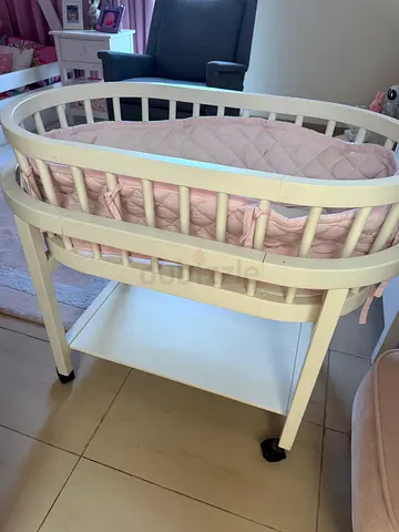 White oval bassinet with mattress and wheels -  Excellent condition - Pottery Barn