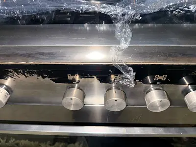 Stainless steel gas range with 5 control knobs - like new
