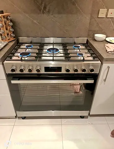Bosch series 8 model cooking range 5 burnr gass cooker new model slightly used