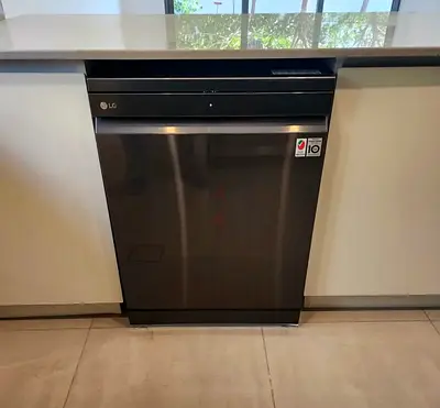 New model LG dishwasher with wife system freestanding
