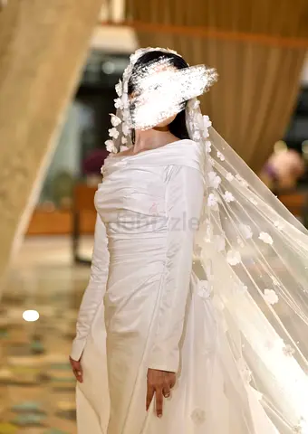Elegant long-sleeve white wedding dress with floral veil (size S/M)