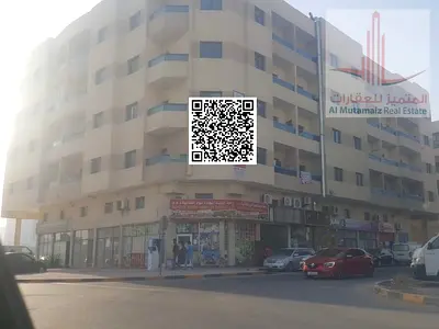 شقة غرفتين وصالة للإيجار السنوي بـ34,000 درهم، 3 حمامات ومطبخ وبلكونة، صيانة على المالك وتسهيلات في الدفع، بجوار شارع الشيخ مكتوم بن راشد.